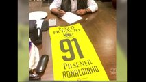 Ronaldinho Gaúcho vestirá a camisa do Barcelona do Equador