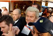 Geert Wilders deelt 'verzetsspray' uit op Markt / Spijkenisse 2016