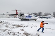 Pistte tekerleri buz tutan uçağı yolcular iterek çalıştırdı