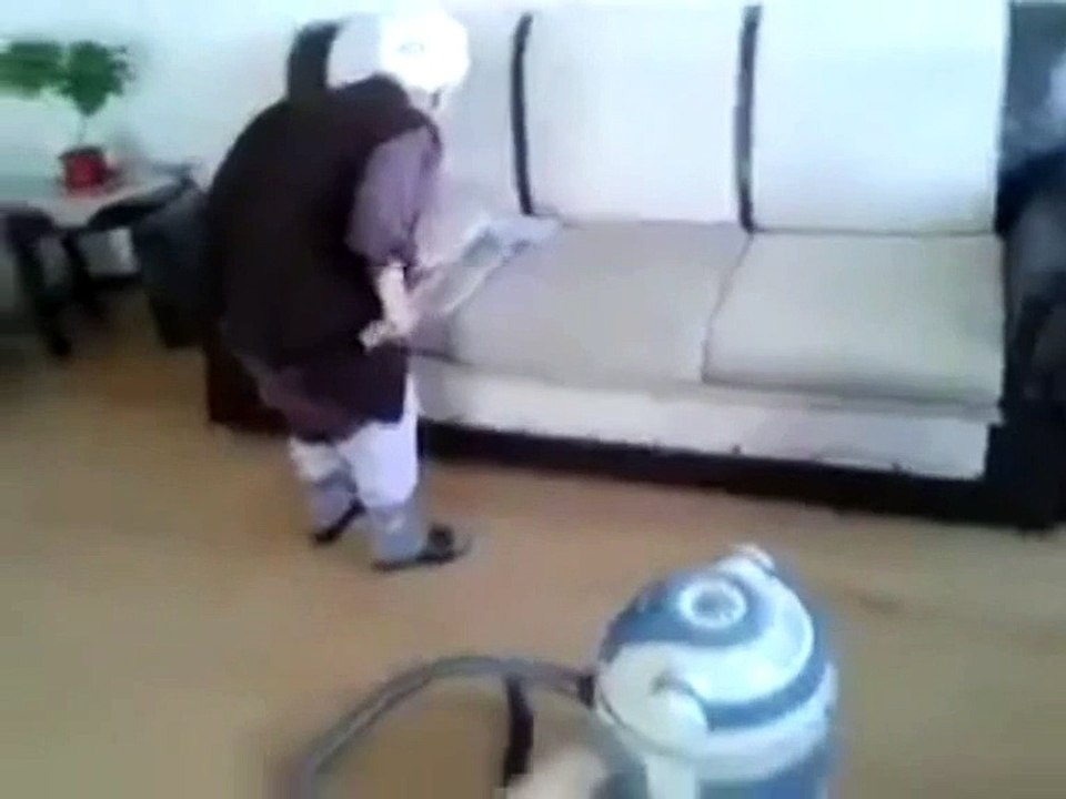 Teyzenin elektrikli süpürge ile imtihanı(kurban oldugum dönde arkana bir bak)