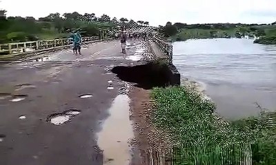 Cabeceira da ponte da BA 381 é levada pela correnteza