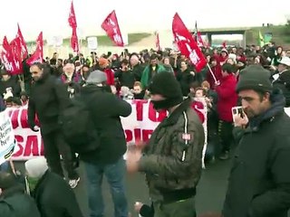 Calais: intrusion de migrants sur un ferry, port bloqué