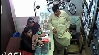 جس نے یہ ویڈیو نہ دیکھی وہ خود ہی پشتاۓ گا ویڈیو دیکھیں Daughter and mother Robbery in mobile shop Amazing Video
