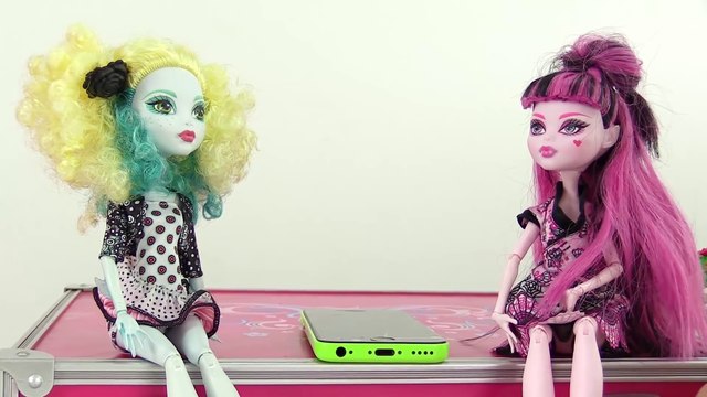 Видео для девочек. Дракулаура и Лагуна и читают книги. Куклы Монстр Хай.
