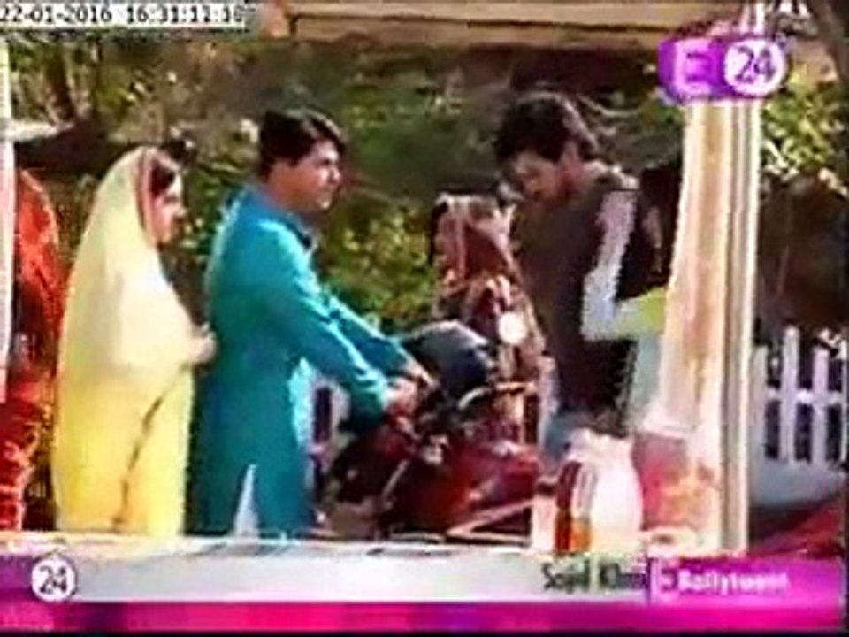 Chotu ko Piya ke Saath Ishq ladate Dekh sabke samne Sooraj ne Maara Chotu ko Thappad 23rd January 2016 Diya Aur Baati Hu