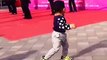 Ce gamin de 3 ans  connait la chorégraphie par coeur - Quel bon danseur