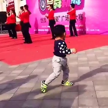 Ce gamin de 3 ans connait la chorégraphie par coeur - Quel bon danseur