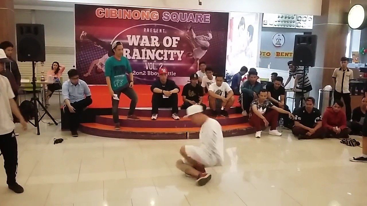 Aksi Komunitas Breakdance di Cibinong Square Bogor