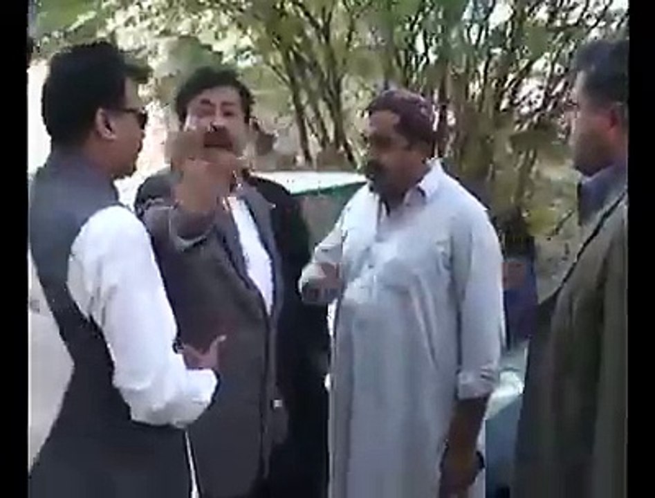 SHO Ka Ek Sarkari Mulazim ko Bila Wajh Chamata