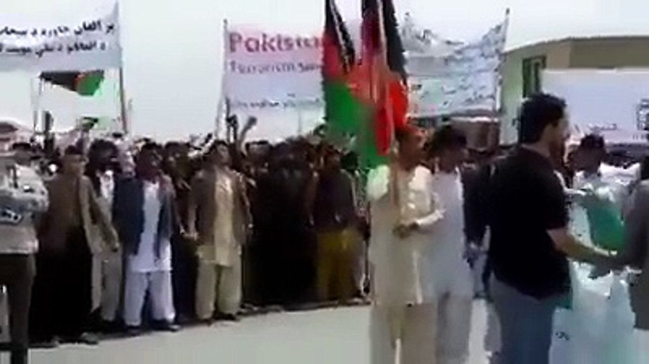 Afghaniyo ne Pakistan ke Pechan ko Ag Laga Di..