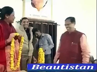 ---ھاھاھا کیا کر رہے ہو کیمرہ ہے very funny