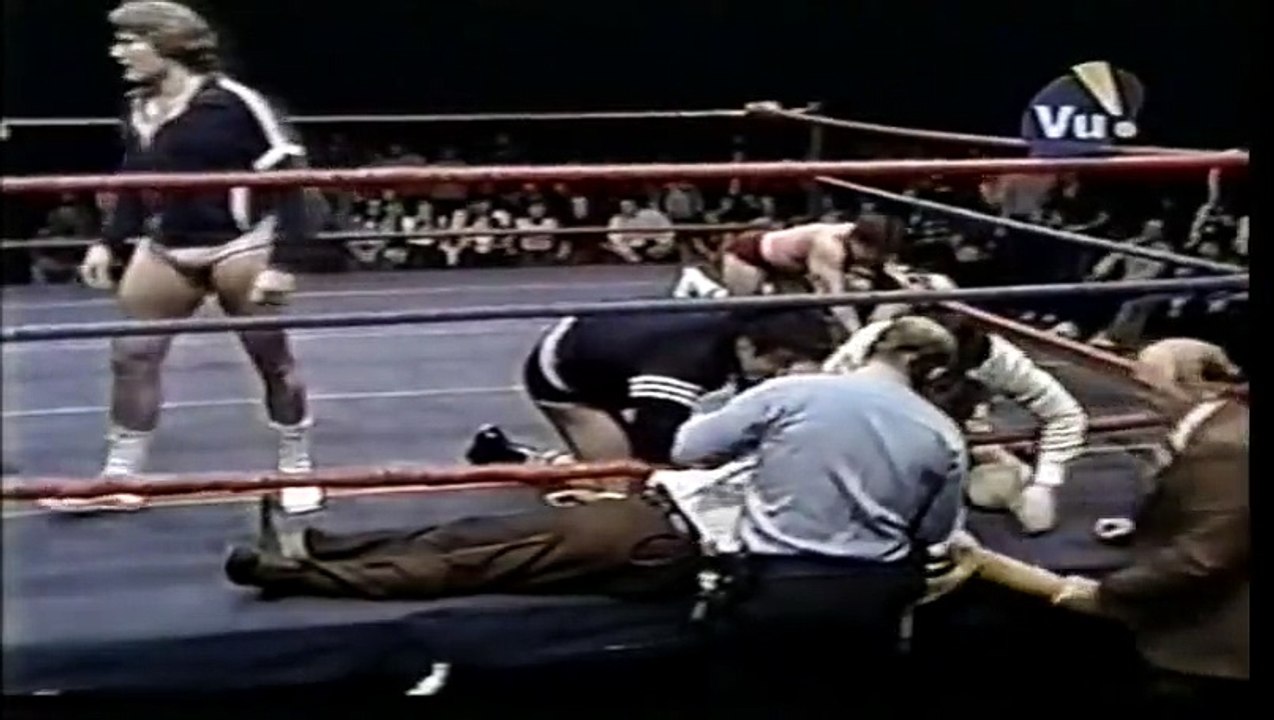 Stan Hansen attacks Wally Karbo