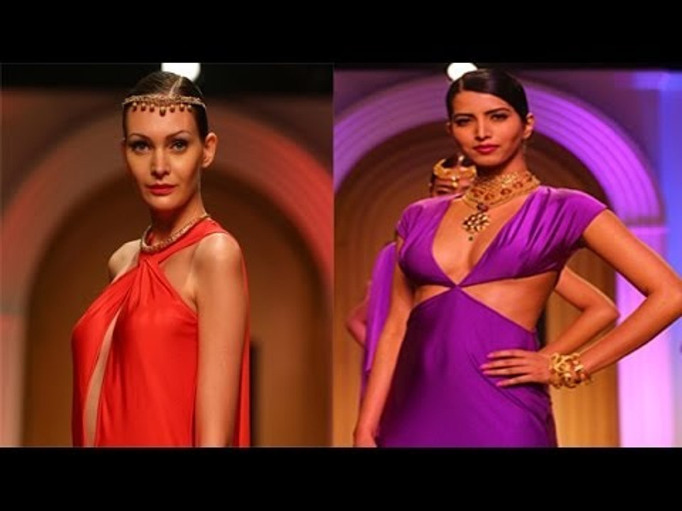 Hot Models flaunt seductive Asset On Ramp