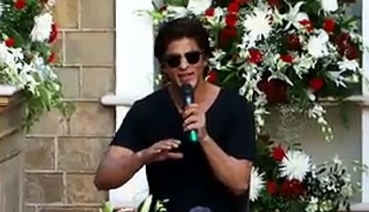 Shahrukh Khan DANCES With Woman Police Officer - Umang 2016