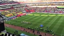 América y Pachuca saltan a la cancha del Estadio Azteca