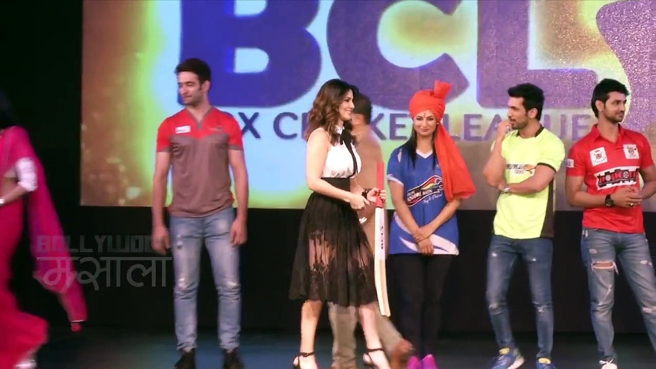 Hot Sunny Leone PLAYS With BALLS ! WATCH NOW