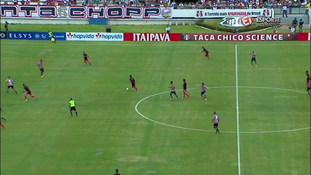 Everton faz jogada pelo meio e chuta para fora