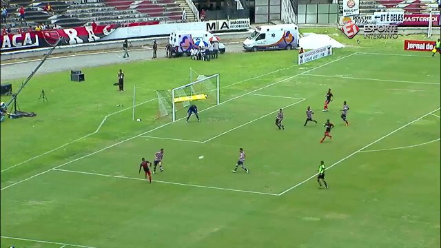 Gabriel chuta forte para linda defesa de Tiago Cardoso