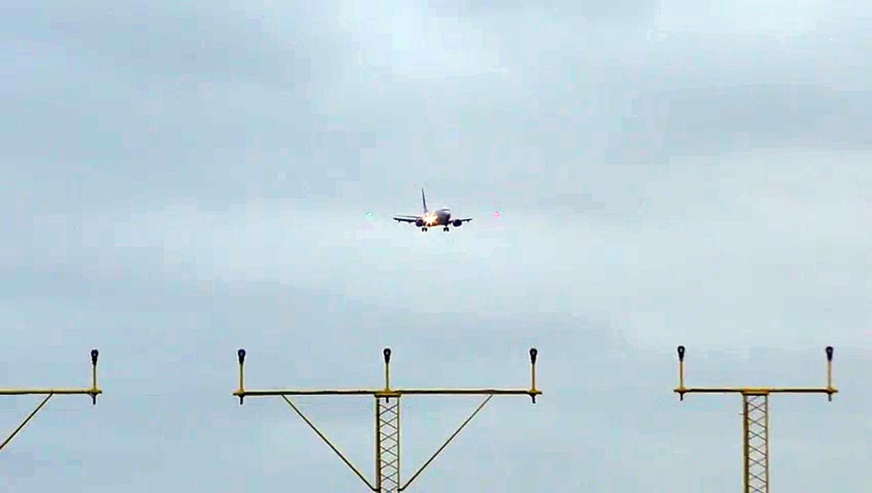Crosswind landing by a Scandinavian 737 at Manchester airport Big Planes