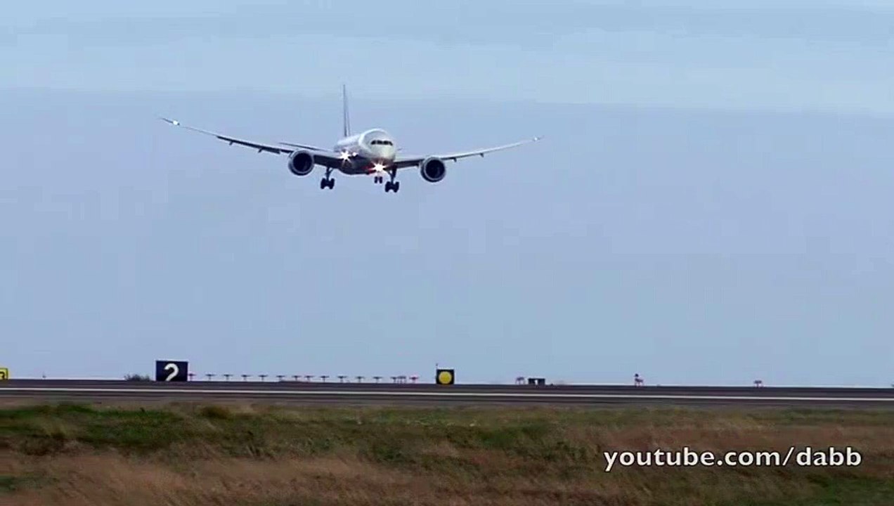 B787 testflight crosswind landing!! Big Planes