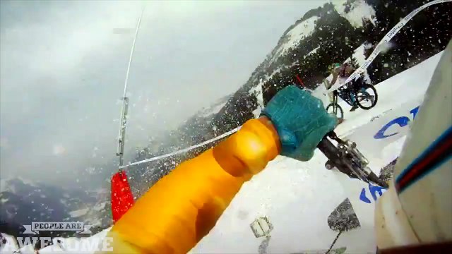 Course de VTT de descente sur une piste de Ski - Dingue