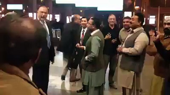 احسن اقبال کے سامنے جب گو نواز گو کے نعرے لگے تو اس کا کیا ری ایکشن تھا خود دیکھئے۔