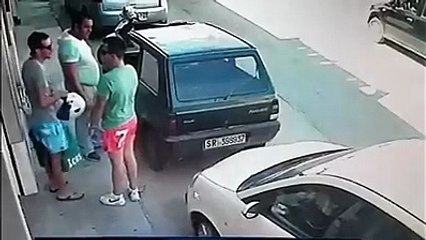 Non riesce ad uscire dal parcheggio, la soluzione è "di forza"