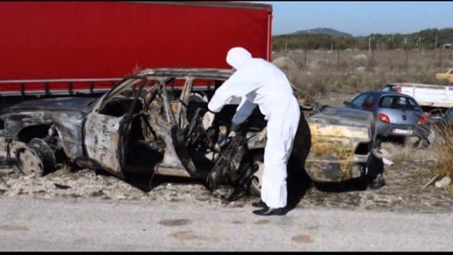 POLICIA ARRESTON DJALIN E VIKTIMES NE VLORE U GJETEN DROGE DHE ARME NE SHTEPI LAJM
