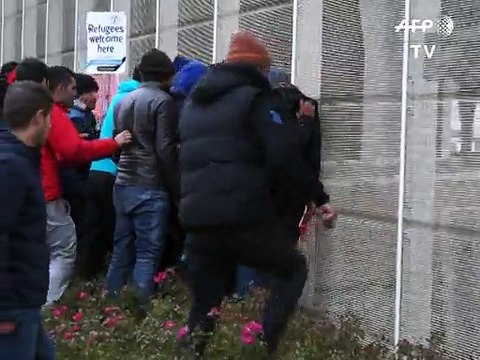 Manif, contre-manif: la tension monte à Calais confronté à la forte présence de migrants
