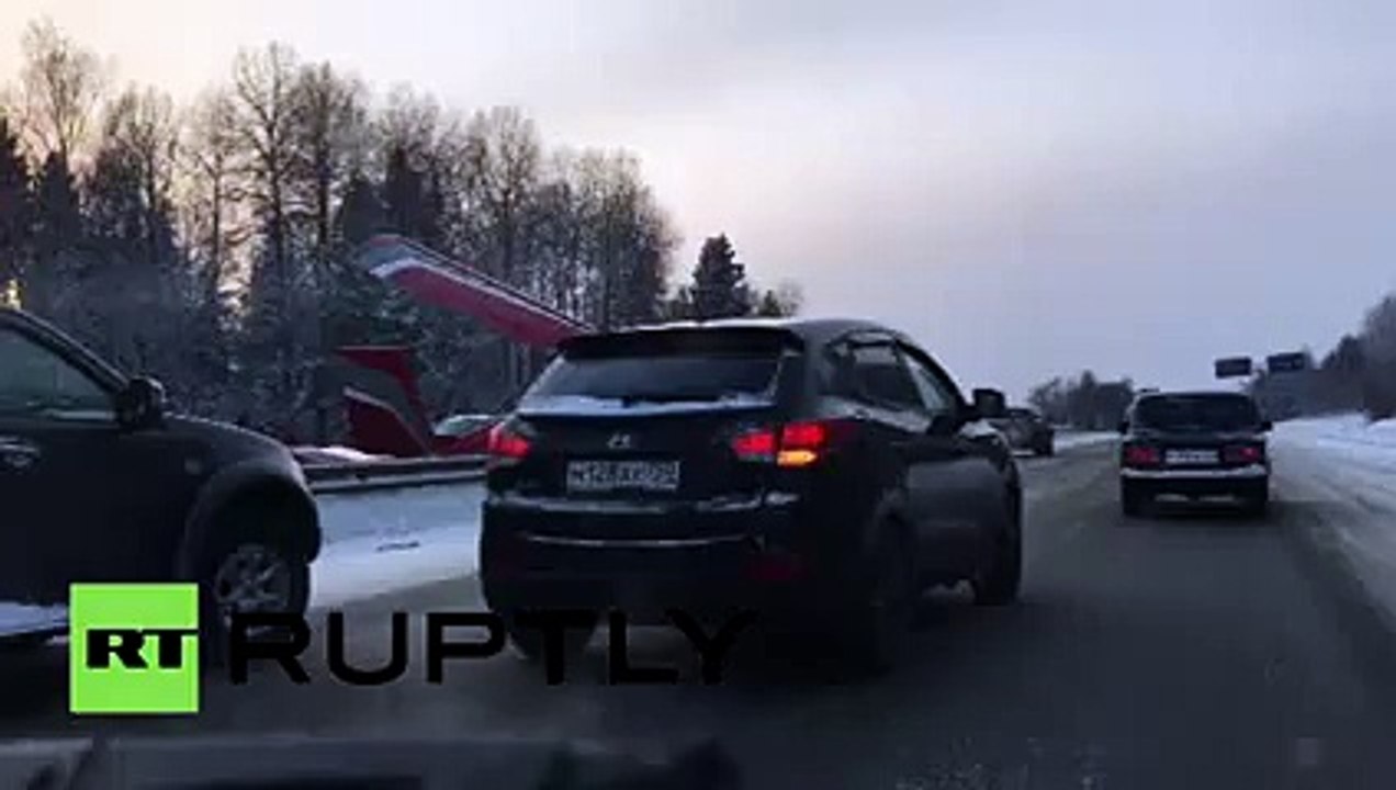 Small passenger plane emergency landing on motorway near Moscow 2016