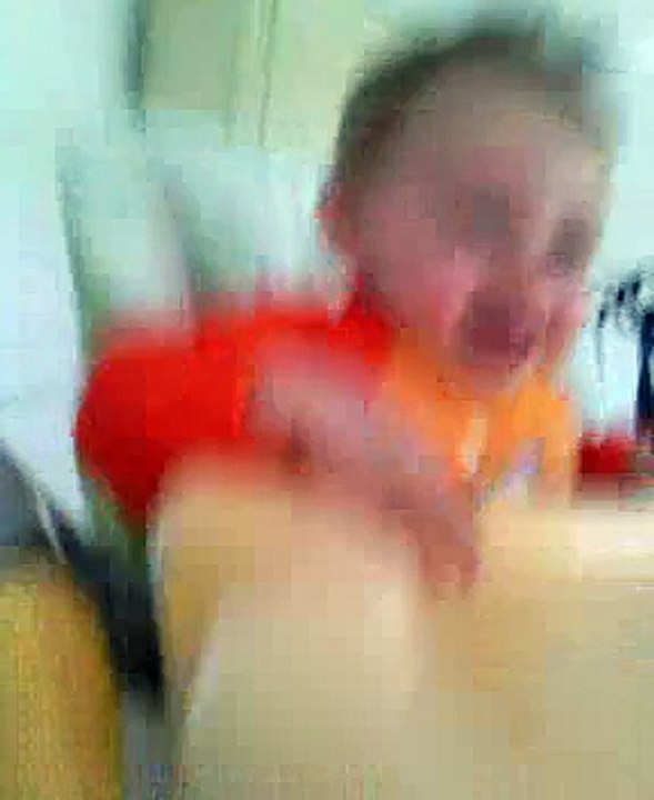 bébé qui éclate de rire en voyant sa mamoune faire des bruits