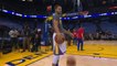 Le joueur de NBA Stephen Curry invite un jeune fan pour un petit concours de basket-ball
