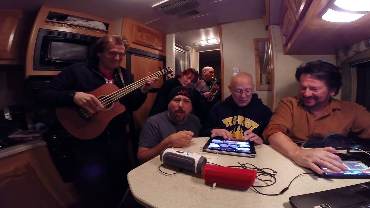 Un groupe de musique coincé sur l'autoroute pendant la tempete de neige compose une chanson dans le blizzard!