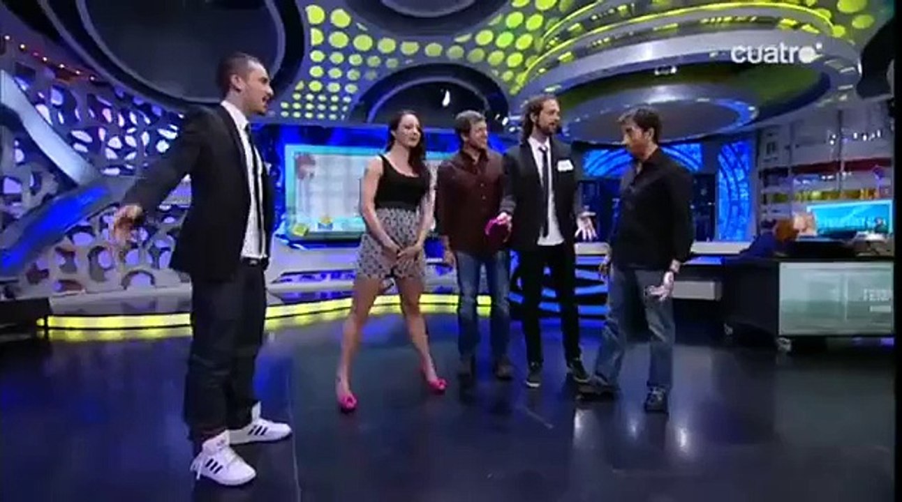 seyircilere tangasını gösteren taş hatun
