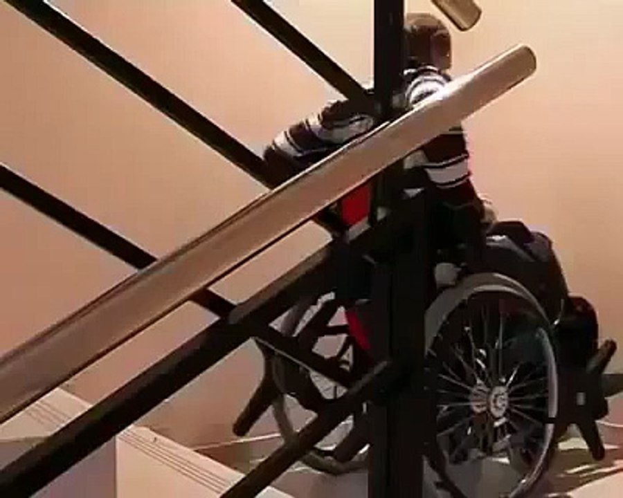 Engelliler için merdiven çıkan tekerlekli sandalye