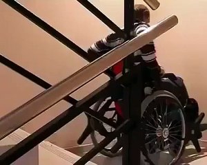 Engelliler için merdiven çıkan tekerlekli sandalye