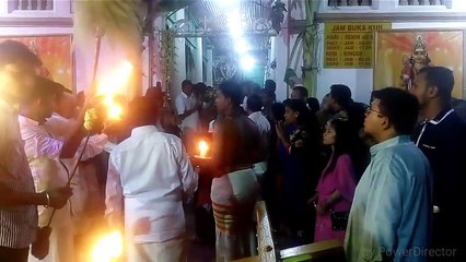 Belasan Pemuda Boyong Patung Dewa Murugan ke Atas Kereta Kencana