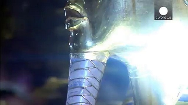 عقوبة بسبب كسر لحية مستعارة على قناع توت عنخ آمون