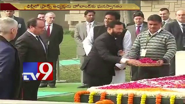 French President pays tribute to Mahatma Gandhi at Rajghat