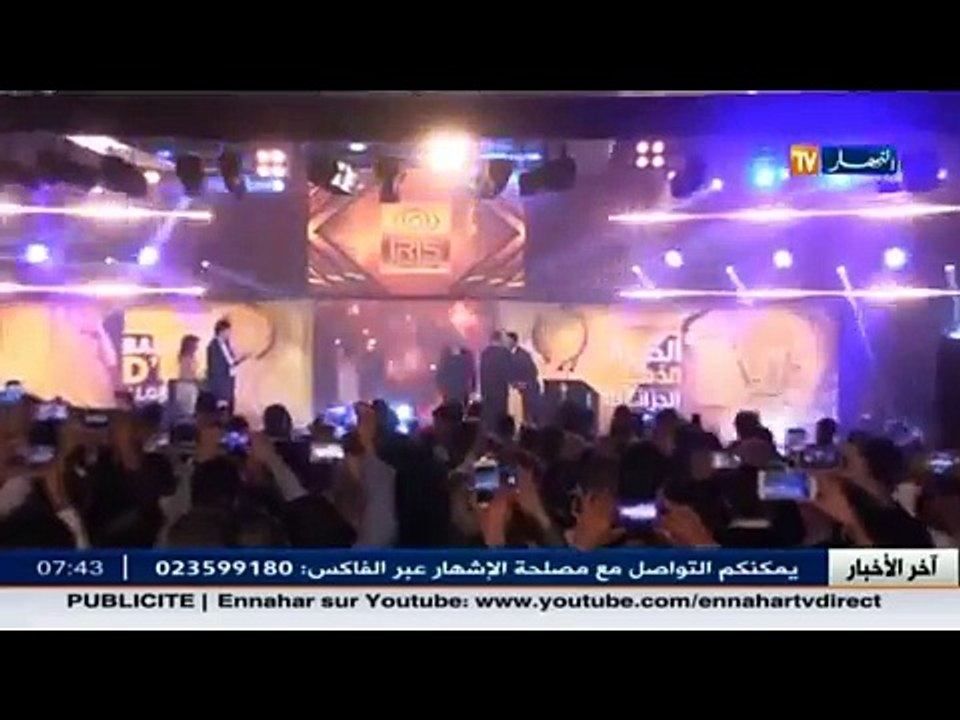 الدولي الجزائري رياض محرز يتوج بجائزة الكرة الذهبية الجزائرية لسنة 2015