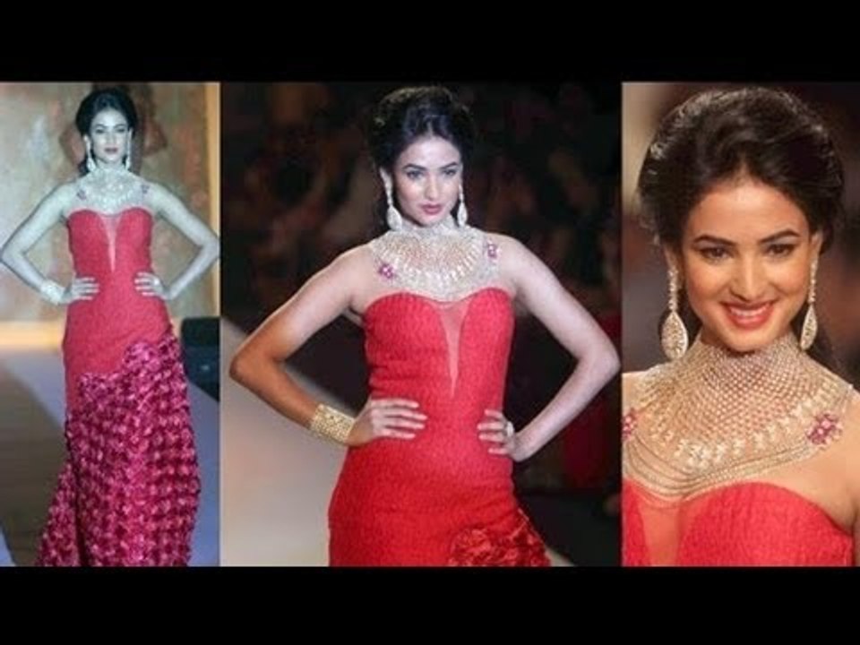 Sonal Chauhan Show Hottest Cleavage | IIJW fash...