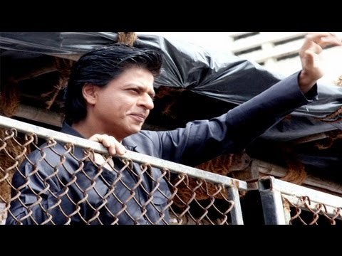 Shahrukh Khan Celebrates Eid At Mannat With Family