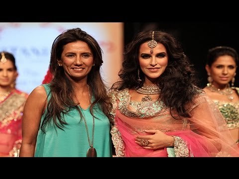 Hot Models Showing Beauty of Figure | IIJW fashion show 2013