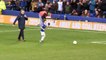 Un garçon de 9 ans marque un but dans le stade d'Everton