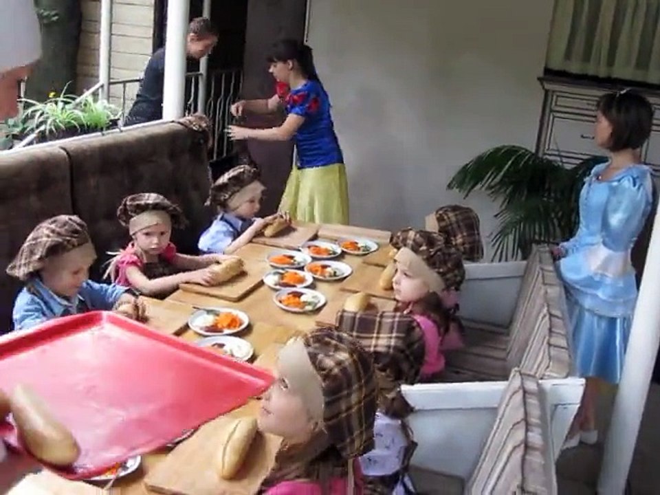 Хот дог - Мастер класс - обучение. Дети Учатся готовить в Кафе Learn to cook a hot dog