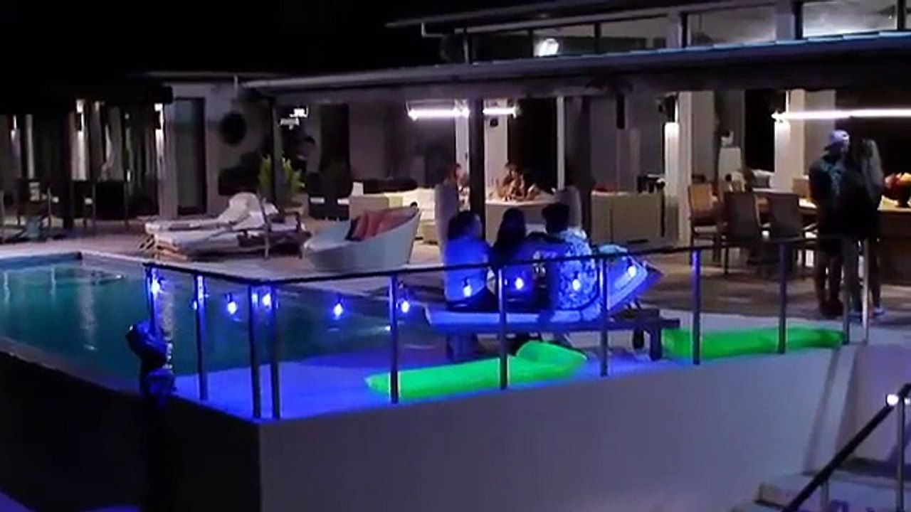 Sara hånglar med Johannes