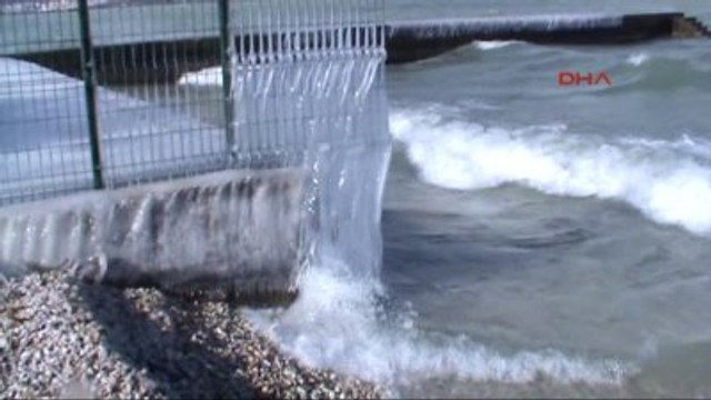 Isparta Eğirdir Gölü Kıyısındaki Ağaçlar, Masa ve Sandalyeler Buz Tuttu