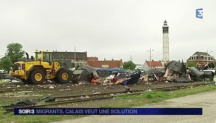 Calais : l'État veut diviser par trois le nombre de migrants