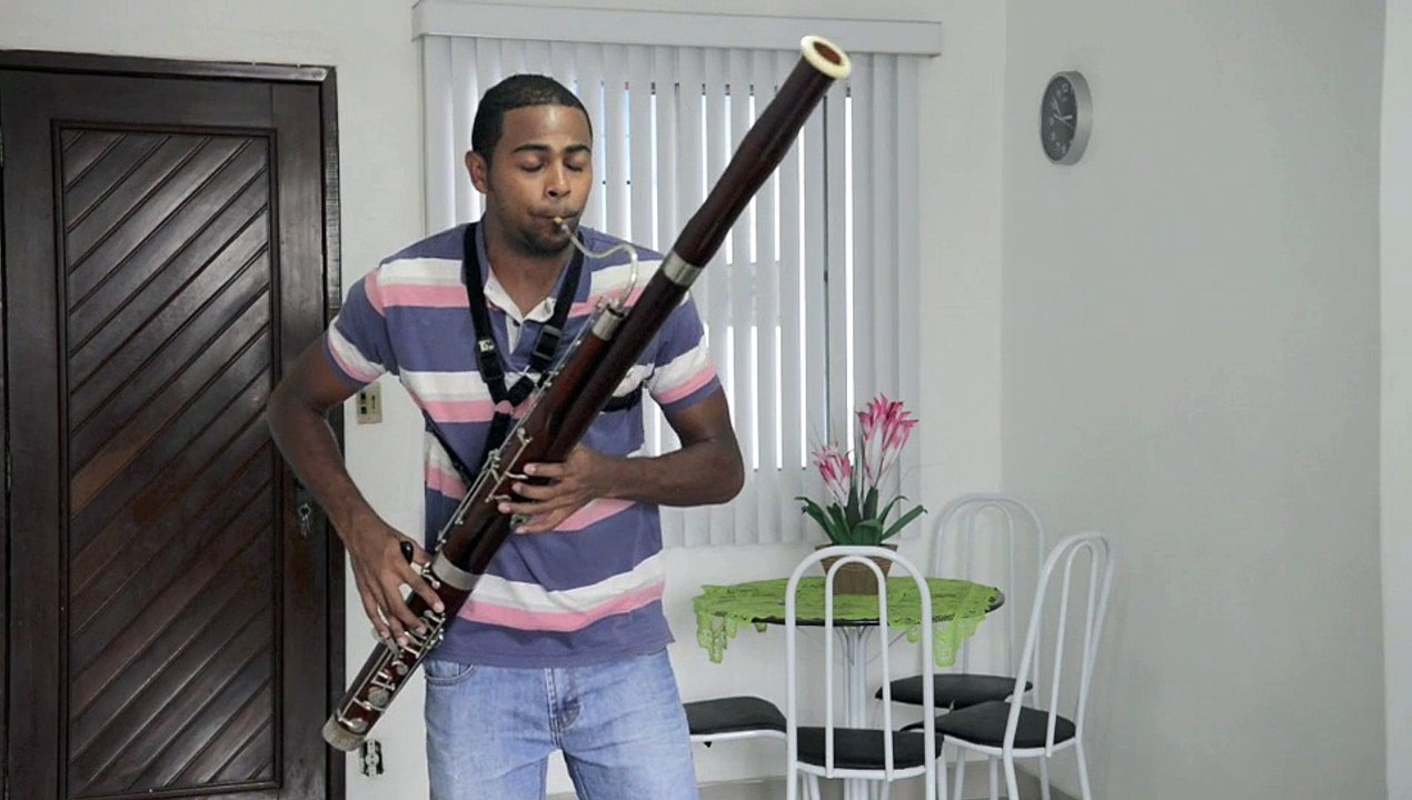 Músico saiu de favela carioca para orquestra no Espírito Santo