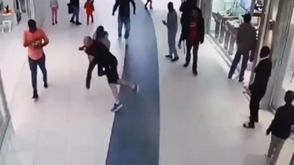 Hırsızı Omuz Darbesiyle Yere Serdi